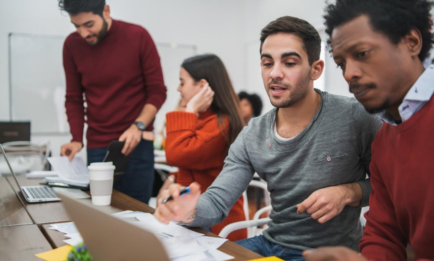Profesionales trabajando en estrategias fiscales personalizadas
