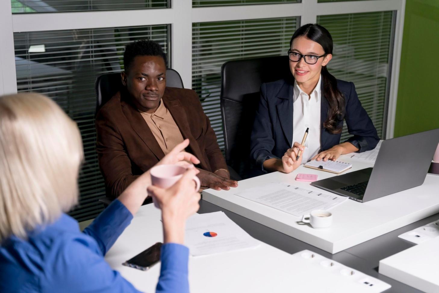 Análisis de estrategias financieras sostenibles en oficina moderna
